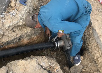 Công ty Cổ phần Nước sạch Quảng Ninh đầu tư thay thế các tuyến ống gang, thép đã xuống cấp tại các tuyến phố nhánh cột 3, 5, 8 phường Hồng Hải, Hồng Hà, Thành phố Hạ Long.