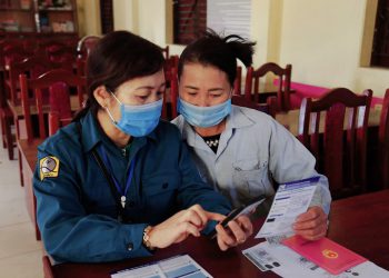 Xí nghiệp Nước Đông Triều – Công ty CP nước sạch Quảng Ninh tổ chức tiếp nhận, hướng dẫn thủ tục hồ sơ đăng ký lắp đặt nước sạch và các tiện ích trong dịch vụ chăm sóc khách hàng cho 210 hộ dân ở thôn Phúc Đa, xã Tân Việt, thị xã Đông Triều.