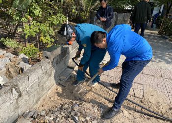 Xí nghiệp nước Vân Đồn: Lắp đặt miễn phí đường ống cấp nước sạch cho hộ nghèo, cận nghèo.