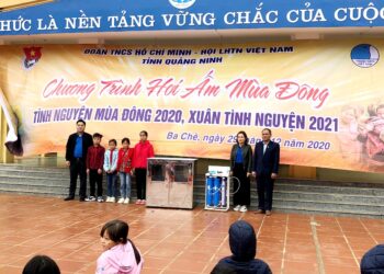 Công đoàn – Đoàn Thanh niên Quawaco trao tặng máy lọc nước cho học sinh vùng cao.