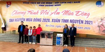 Công đoàn – Đoàn Thanh niên Quawaco trao tặng máy lọc nước cho học sinh vùng cao.