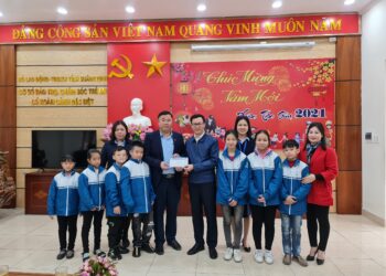 Lãnh đạo Công ty thăm hỏi tặng quà tết trẻ em có hoàn cảnh đặc biệt khó khăn.