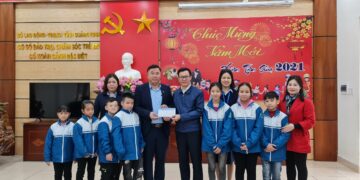 Lãnh đạo Công ty thăm hỏi tặng quà tết trẻ em có hoàn cảnh đặc biệt khó khăn.
