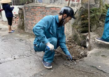 Công ty CP Nước sạch Quảng Ninh thi công lắp đặt nước sạch miễn phí cho hộ nghèo tại Hạ Long.